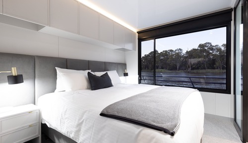 Iconic Luxury (12 berth houseboat)