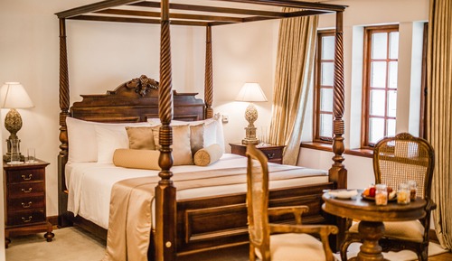 Suite, 1 King Bed, Bathtub, Garden View