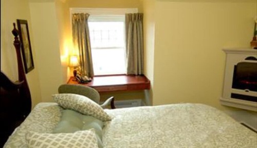 Standard Double Room, Ensuite (Queen Elizabeth)