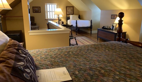 Classic Room, In the Hillside Cottages, 1 Queen Bed and 1 Twin Bed, Non Smoking