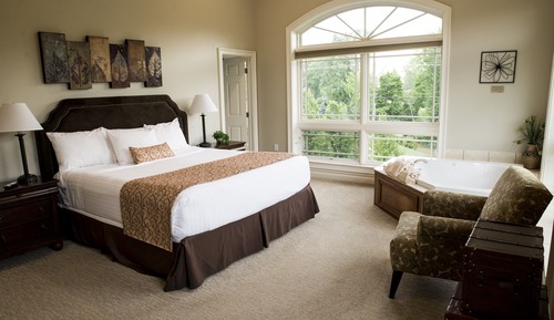 Luxury Condo, Multiple Beds, River View
