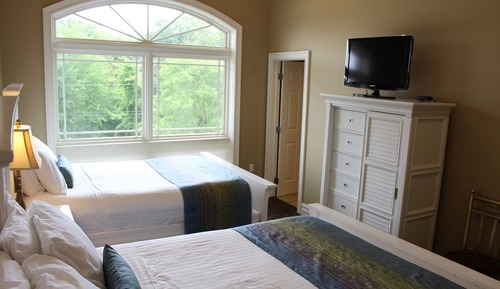 Luxury Condo, Multiple Beds, River View