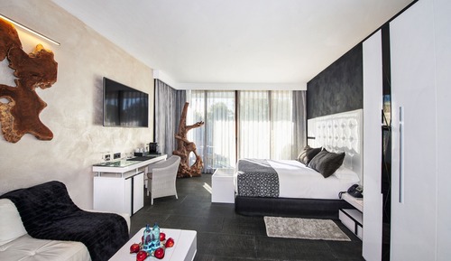 Suite con bañera hidromasaje y piscina climatizada exterior