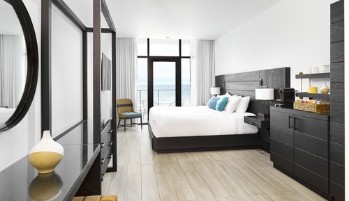Deluxe Room, 1 King Bed, Mobility Accessible, Oceanfront