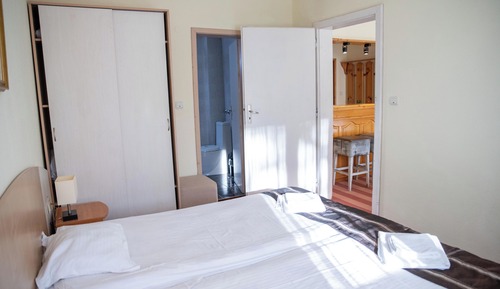 Apartment (3 adults & 1 child)