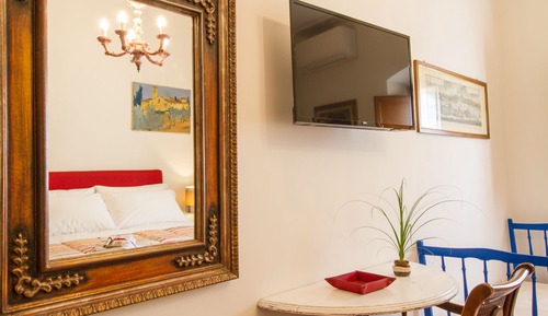 Classic Room, 1 Queen Bed, Shared Bathroom, Garden View (Quiete)