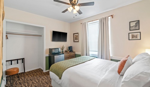 Deluxe Room, 1 Queen Bed, Non Smoking