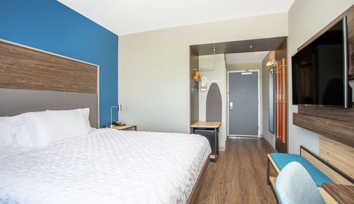 Room, 1 King Bed, Accessible (Hearing, Roll-in Shower)