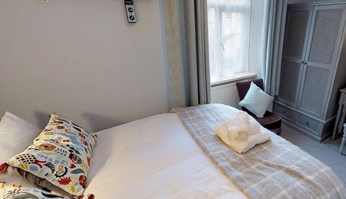 Double Room, Ensuite (Offshore Suite)