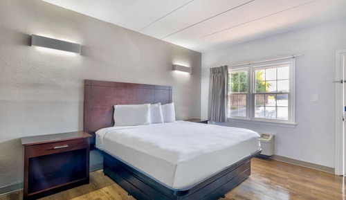 Deluxe Room, 1 King Bed, Non Smoking, Refrigerator & Microwave