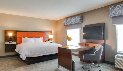Studio, 1 King Bed, Refrigerator & Microwave (Wet bar)