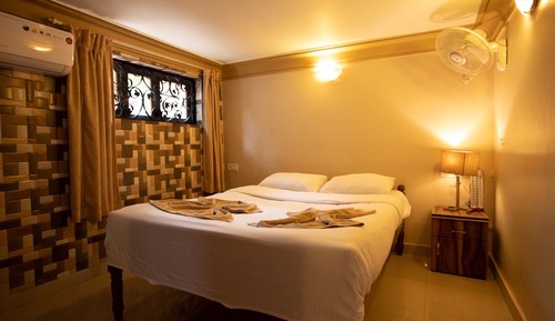 Standard Apartment, 1 King Bed, Garden View