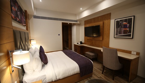 Basic Suite, 1 King Bed, City View
