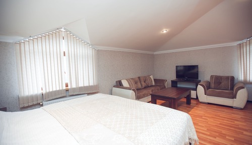 Murov - Family Room