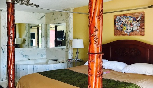 Jacuzzi Suite, 1 King Bed with Sofabed