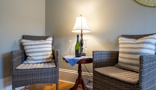 Comfort Room, 1 Queen Bed, City View