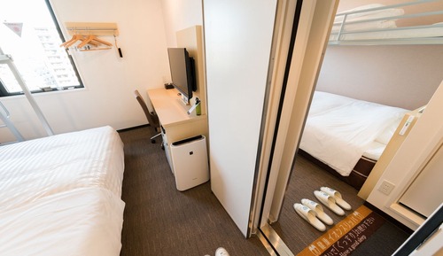 Connecting Room