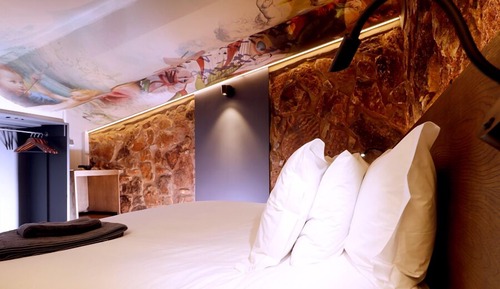 Honeymoon Suite
