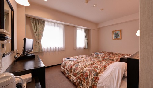 Twin Room, Smoking
