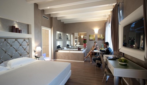 Junior Suite, Jetted Tub