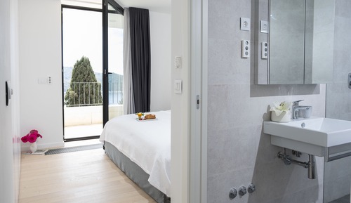 Luxury Two Bedroom Apartment with Terrace and Sea View 