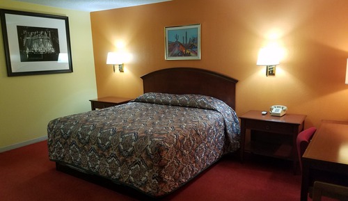 Basic Single Room, 1 King Bed, Smoking