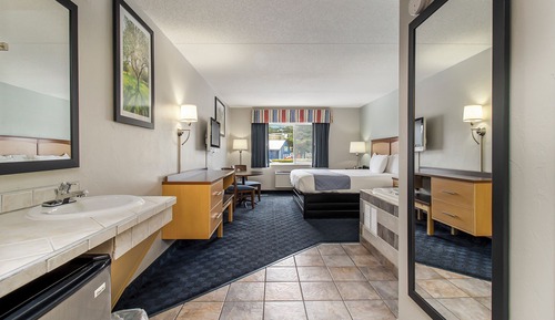 Standard Room, 1 King Bed, Hot Tub