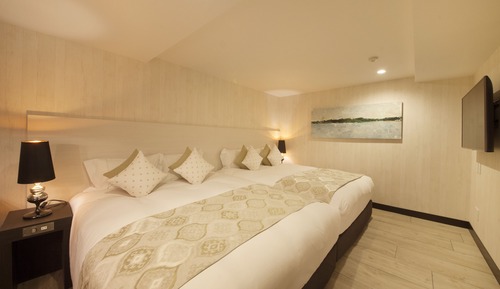 Luxury Corner Twin Room - Non Smoking (2 Queen Bed)  Extra Bed for 5th Adults and More