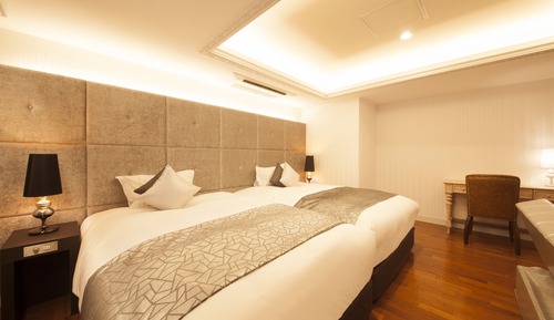 Corner Suite Room Non Smoking-No Daily Cleaning (2 Double,1 King Bed) Ex Bed for 7th Adults and More