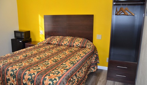 Room, 1 Queen Bed, Private Bathroom