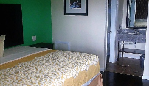 Basic Room, 1 King Bed