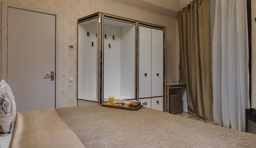 Luxury Suite, 1 King Bed with Sofa bed, Bathtub, Mountain View