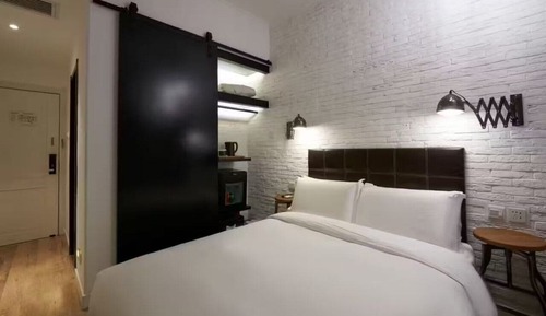 Junior Double Room, 1 Queen Bed, No Windows