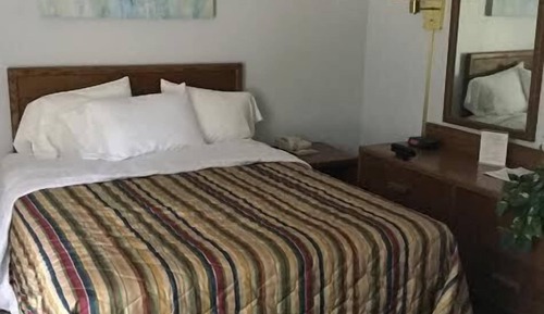 Standard Room, 1 Queen Bed, Non Smoking (Efficiency Queen)