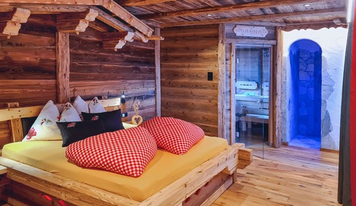Exclusive Studio Suite, 1 King Bed, Sauna, Mountain View