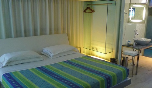 Senior Studio Suite, 1 King Bed, Jetted Tub