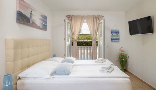 Design Studio, 1 King Bed, Terrace, Pool View
