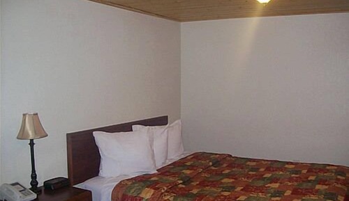 Economy Room, 1 Queen Bed, Private Bathroom