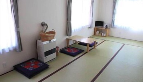 Japanese Style Twin Room (Toilet and wash basin included. Shared shower room)