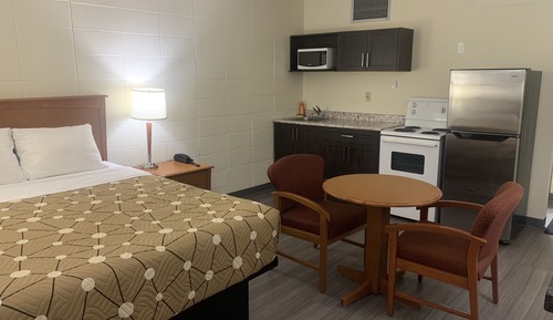 Room (One Queen, Full Kitchen, Non Smoking)