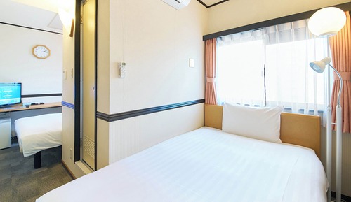 Separate Twin Room, Smoking