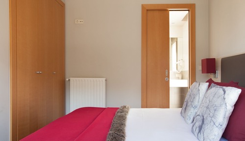 One-Bedroom Apartment with Balcony And Mountain Views (5 minutes driving to the ski area)