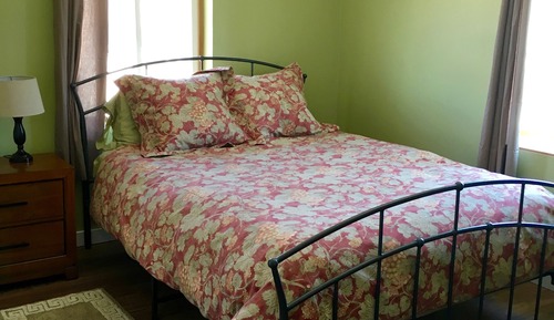 Comfort Room, 1 Queen Bed, Shared Bathroom