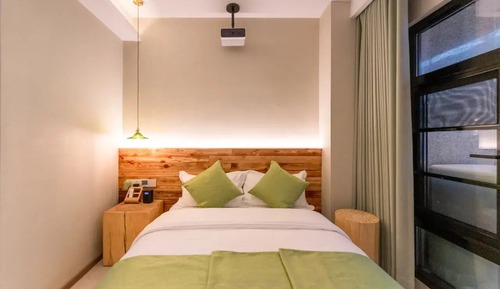 Comfort Room, Courtyard View