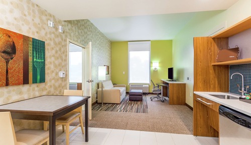 Queen One Bedroom Suite Accessible Roll-in Shower