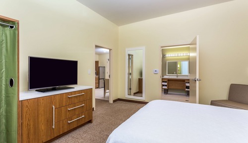 Queen One Bedroom Suite Hearing Accessible