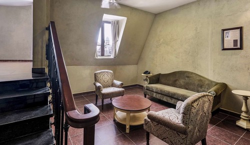 Suite, 1 King Bed, City View
