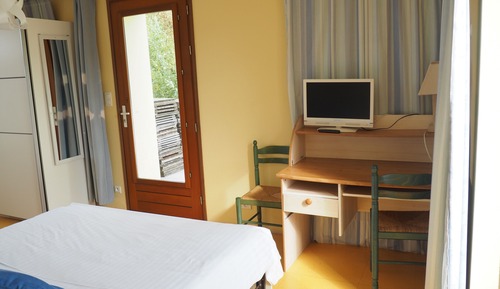 Family Room (2 adults + 1 child)