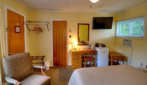 Standard Room, 1 Queen Bed