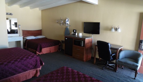Family room 3 Queen Beds (No Pets)